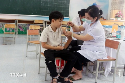 Tất cả trẻ từ 5 đến 17 tuổi trên địa bàn tỉnh Hà Nam tiêm vaccine phòng COVID-19 đảm bảo an toàn, đúng quy định. (Ảnh: Nguyễn Chinh/TTXVN)