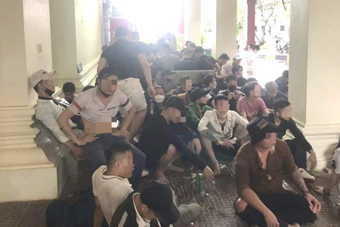 Nhiều người chạy thoát đang được tạm giữ ở cửa khẩu Campuchia ngày 17/9. (Nguồn: tuoitre.vn)