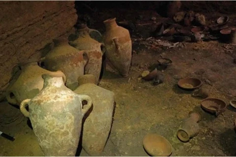 Các vật được tìm ở đây gồm các bình gốm, có niên đại từ thế kỷ 13 trước Công nguyên dưới thời cai trị của Pharaoh Rameses II của Ai Cập. (Nguồn: AFP)