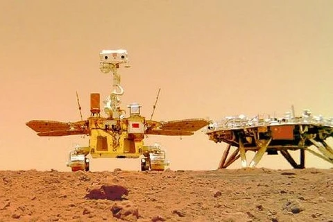 Hình ảnh tàu thăm dò tự hành Chúc Dung di chuyển trên bề mặt sao Hỏa. (Nguồn: Xinhua)