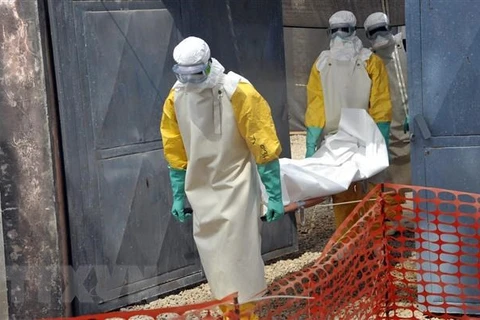Chuyển thi thể bệnh nhân tử vong do nhiễm virus Ebola. (Ảnh: AFP/TTXVN)
