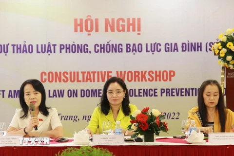 Các đại biểu chủ trì hội nghị lấy ý kiến về Dự thảo Luật Phòng, chống bạo lực gia đình-sửa đổi. (Ảnh: Phan Sáu/TTXVN)