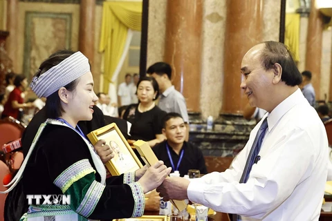 Chủ tịch nước Nguyễn Xuân Phúc tặng chân dung Chủ tịch Hồ Chí Minh cho các đại biểu. (Ảnh: Thống Nhất/TTXVN)