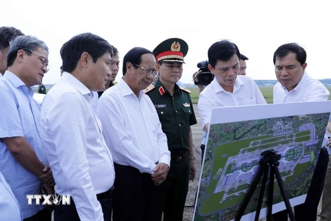 Phó Thủ tướng Lê Văn Thành thị sát phạm vi đất quốc phòng tại khu vực phía Bắc Cảng hàng không quốc tế Nội Bài. (Ảnh: An Đăng/TTXVN)