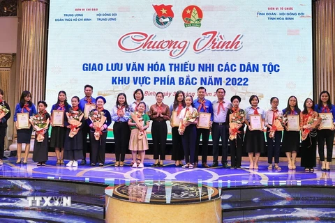 Trung ương Đoàn Thanh niên Cộng sản Hồ Chí Minh, Hội đồng Đội Trung ương trao học bổng Vừ A Dính cho thiếu nhi dân tộc tiêu biểu. (Ảnh: Trọng Đạt/TTXVN)