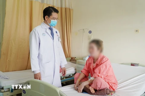 Bác sỹ Bệnh viện Chợ Rẫy Thành phố Hồ Chí Minh thăm khám, dặn dò bệnh nhân sau khi được xử lý tai biến do phẫu thuật thẩm mỹ không an toàn. (Ảnh: TTXVN phát)