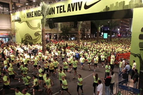 Các vận động viên chạy tại Quảng trường Rabin trong Cuộc chạy đêm Nike 2011. (Nguồn: timesofisrael.com)
