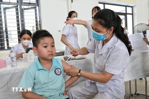 Tiêm vaccine phòng COVID-19 cho trẻ em tại trường Tiểu học Ngô Sỹ Liên, thành phố Bắc Giang, tỉnh Bắc Giang. (Ảnh: Danh Lam/TTXVN)