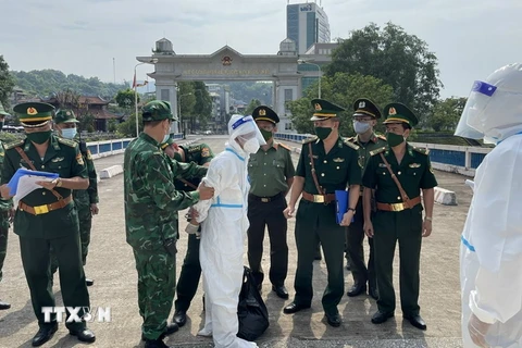 Lực lượng chức năng Việt nam nhân bàn giáo đối tường bị truy nã từ lực lượng chức năng Trung Quốc. (Ảnh TTXVN phát)