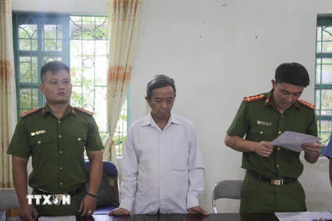 Cơ quan Cảnh sát điều tra Công an thành phố Điện Biên Phủ đọc lệnh bắt bị can Phạm Văn Sinh. (Ảnh: TTXVN phát)