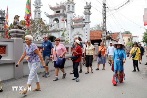 Du khách quốc tế tham quan làng cổ Hùng Lô, xã Hùng Lô, thành phố Việt Trì, tỉnh Phú Thọ. (Ảnh: Trung Kiên/TTXVN)