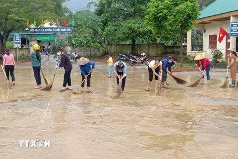 Sáng 29/9, các Phòng Giáo dục và Đào tạo trong tỉnh Nghệ An đã chỉ đạo các trường cho học sinh nghỉ học và huy động thêm các lực lượng khác để dọn dẹp vệ sinh trường lớp. (Ảnh: TTXVN phát)