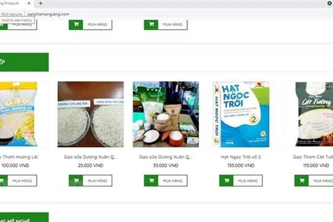 Các sản phẩm gạo do các doanh nghiêp của tỉnh An Giang chế biến, phân phối được bán trên sàn thương mại điện tử sanphamangiang.com. (Ảnh: Công Mạo/TTXVN)