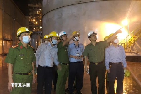 Giám đốc Công an tỉnh Hà Tĩnh, Thượng tá Nguyễn Hồng Phong (thứ hai từ phải qua) có mặt tại hiện trường vụ nổ. (Ảnh: TTXVN phát)
