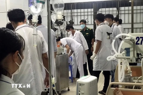 Các y, bác sỹ Trung tâm Y tế quân dân y Côn Đảo tích cực cứu chữa các thuyền viên. (Ảnh: TTXVN phát)