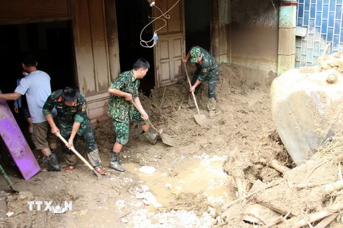 Đến thời điểm hiện tại huyện Kỳ Sơn đã huy động hơn 600 cán bộ, chiến sỹ phục vụ công tác khắc phục hậu quả lũ quét. (Ảnh: Văn Tý/TTXVN)
