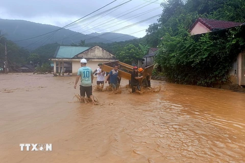 Công tác khắc phục được chính quyền và người dân xã Tà Cạ, thị trấn Mường Xén, huyện Kỳ Sơn, tỉnh Nghệ An, triển khai ngay sau khi nước rút. (Ảnh: TTXVN phát)