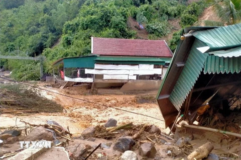Khung cảnh tan hoang tại thị trấn Mường Xén, huyện Kỳ Sơn, tỉnh Nghệ An, sau khi lũ quét đi qua. (Ảnh: Tá Chuyên/TTXVN)