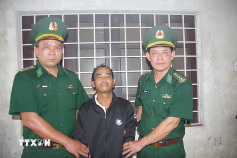 Đối tượng Hồ Văn Nho bị bắt giữ khi đang lẩn trốn tại huyện Sa Muồi, tỉnh Salavan của Lào. (Ảnh: TTXVN phát)