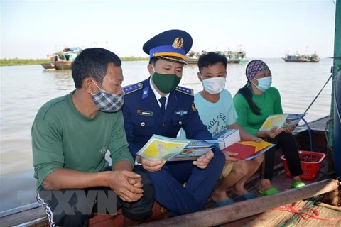 Cảnh sát Biển 1 tuyên truyền IUU cho bà con ngư dân Đồ Sơn, Hải Phòng. (Ảnh: TTXVN phát)