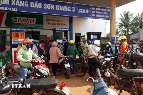 Trạm xăng dầu Sơn Giang 3 ở xã Đắk Ơ, huyện Bù Gia Mập treo bảng "hết xăng." (Ảnh: K GỬIH/TTXVN)