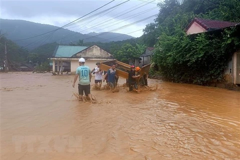 Lũ quét gây nhiều thiệt hại tại huyện Kỳ Sơn, tỉnh Nghệ An. (Ảnh: TTXVN phát)