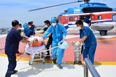 Chuyển bệnh nhân từ trực thăng xuống Bệnh viện Quân y 175. (Ảnh minh họa: TTXVN phát)