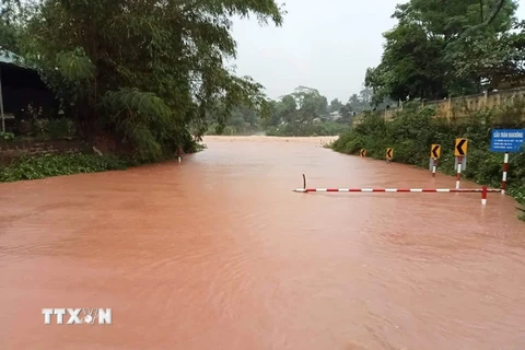 Cầu tràn Đakrông ở huyện Đakrông bị ngập lụt khiến giao thông chia cắt. (Ảnh: TTXVN/phát)