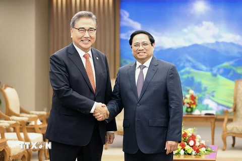 Thủ tướng Phạm Minh Chính và Bộ trưởng Ngoại giao Hàn Quốc Park Jin. (Ảnh: Dương Giang/TTXVN)