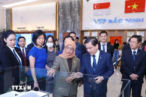 Tổng thống Cộng hòa Singapore Halimah Yacob nghe giới thiệu mô hình Khu Công nghiệp VSIP Bắc Ninh. (Ảnh: Văn Điệp/TTXVN)