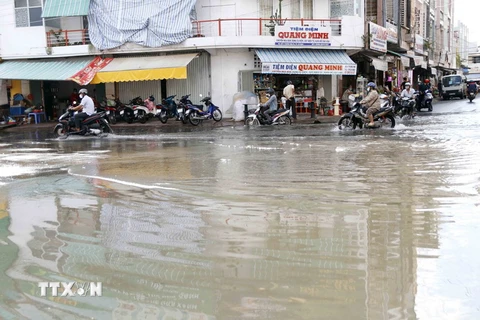 Năm 2021, đoạn giao đường Lê Lai-Hoàng Diệu bị ngập do ảnh hưởng đợt thủy triều dâng cao. (Ảnh: Kim Há/TTXVN)