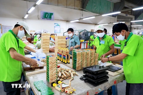 Công nhân làm việc trong xưởng sản xuất Gỗ Đức Thành, quận Gò Vấp, Thành phố Hồ Chí Minh. (Ảnh: Hồng Đạt/TTXVN)