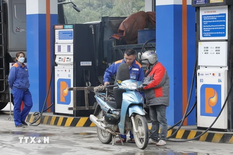Mua bán xăng, dầu tại một cửa hàng kinh doanh xăng dầu của Petrolimex ở thị trấn Tam Sơn, huyện Quản Bạ, tỉnh Hà Giang. (Ảnh: Trần Việt/TTXVN)