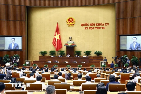 Bộ trưởng Bộ Thông tin và Truyền thông Nguyễn Mạnh Hùng trình bày Tờ trình về dự án Luật Giao dịch điện tử-sửa đổi. (Ảnh: Doãn Tấn/TTXVN)
