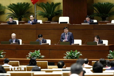 Bộ trưởng Bộ Kế hoạch và Đầu tư Nguyễn Chí Dũng phát biểu giải trình, làm rõ một số vấn đề đại biểu Quốc hội nêu. (Ảnh: An Đăng/TTXVN)