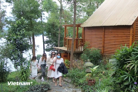 Du khách tham quan Khu du lịch sinh thái Hồ Phú Ninh (Ảnh: Đoàn Hữu Trung/Vietnam+)