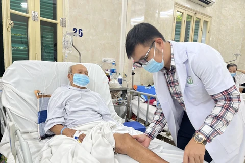 Bác sỹ thăm khám tình trạng sức khỏe của người bệnh. (Nguồn: Bệnh viện Việt Đức)