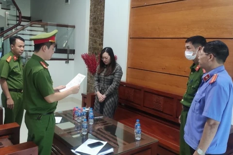 Cơ quan điều tra thi hành lệnh bắt bị can Trịnh Thu Trang. (Nguồn: Công an tỉnh Bắc Giang)