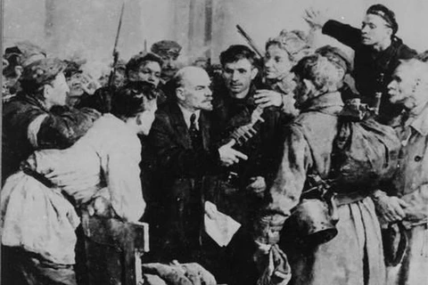 Ðêm 6/11/1917 (24/10 theo lịch Nga cũ), khởi nghĩa vũ trang bắt đầu nổ ra ở thủ đô Petrograd dưới sự chỉ đạo của V.I.Lenin. (Ảnh: Tư liệu/TTXVN phát)