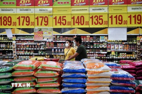 Gạo được bày bán tại một siêu thị ở Bangkok của Thái Lan. (Ảnh: AFP/TTXVN)