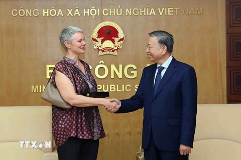 Đại tướng Tô Lâm, Bộ trưởng Bộ Công an tiếp bà Hilde Solbakken, Đại sứ đặc mệnh toàn quyền Na Uy tại Việt Nam. (Ảnh: Phạm Kiên/TTXVN)