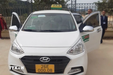 Chiếc xe taxi mà tài xế tử vong bên trong dừng đỗ trong khuôn viên di tích Sở Chỉ huy Chiến dịch Điện Biên Phủ. (Ảnh: TTXVN phát)