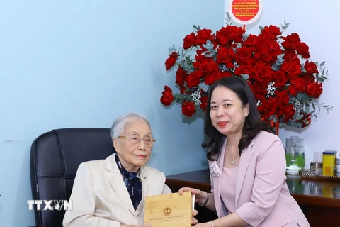 Phó Chủ tịch nước Võ Thị Ánh Xuân tặng quà nguyên Phó Chủ tịch nước Nguyễn Thị Bình. (Ảnh: Văn Điệp/TTXVN)