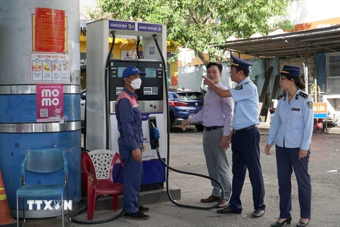 Lực lượng chức năng Đà Nẵng kiểm tra hoạt động tại các cửa hàng xăng dầu trên địa bàn. (Ảnh: Quốc Dũng/TTXVN)
