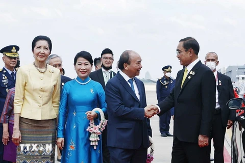 Thủ tướng Thái Lan Prayut Chan-o-cha và Phu nhân đón Chủ tịch nước Nguyễn Xuân Phúc và Phu nhân tại Sân bay Không quân Hoàng gia Thái Lan. (Ảnh: Thống Nhất/TTXVN)