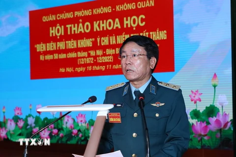 Trung tướng Vũ Văn Kha, Quyền Tư lệnh Quân chủng Phòng không-Không quân phát biểu tại hội thảo. (Ảnh: Trọng Đức/TTXVN)