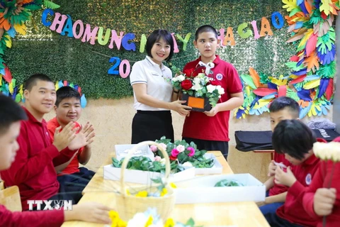 Trong gần 30 năm công tác tại ngôi trường đặc biệt này, cô giáo Lê Thanh Hà đã trở thành một hình ảnh thân thiện, ấm áp của học sinh mỗi ngày đến trường. (Ảnh: Thanh Tùng/TTXVN)