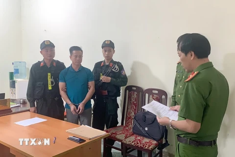 Cơ quan Cảnh sát điều tra Công an tỉnh Điện Biên đọc các Quyết định khởi tố bị can, lệnh bắt bị can để tạm giam đối với Trần Duy Tuấn. (Ảnh: TTXVN phát)