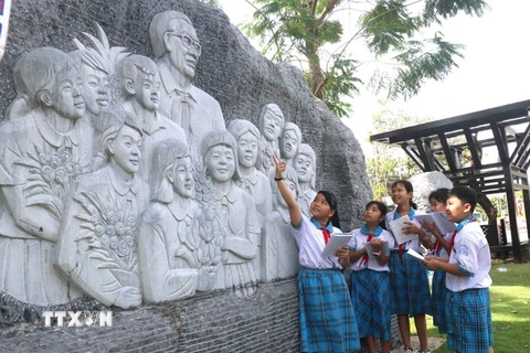 Học sinh đến tham quan và tìm hiểu tại Khu lưu niệm Thủ tướng Võ Văn Kiệt. (Ảnh: Lê Thúy Hằng/TTXVN)