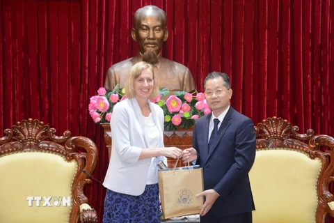 Bà Susan Burns, Tổng Lãnh sự Hoa Kỳ tại Thành phố Hồ Chí Minh tặng quà lưu niệm cho thành phố Đà Nẵng. (Ảnh: Văn Dũng/TTXVN)